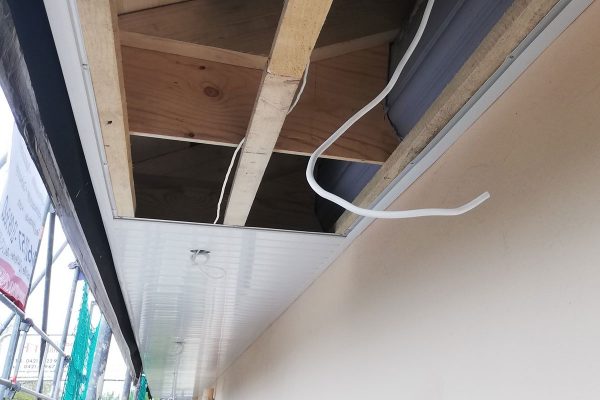 Dachüberstand mit Kunststoffpaneelle